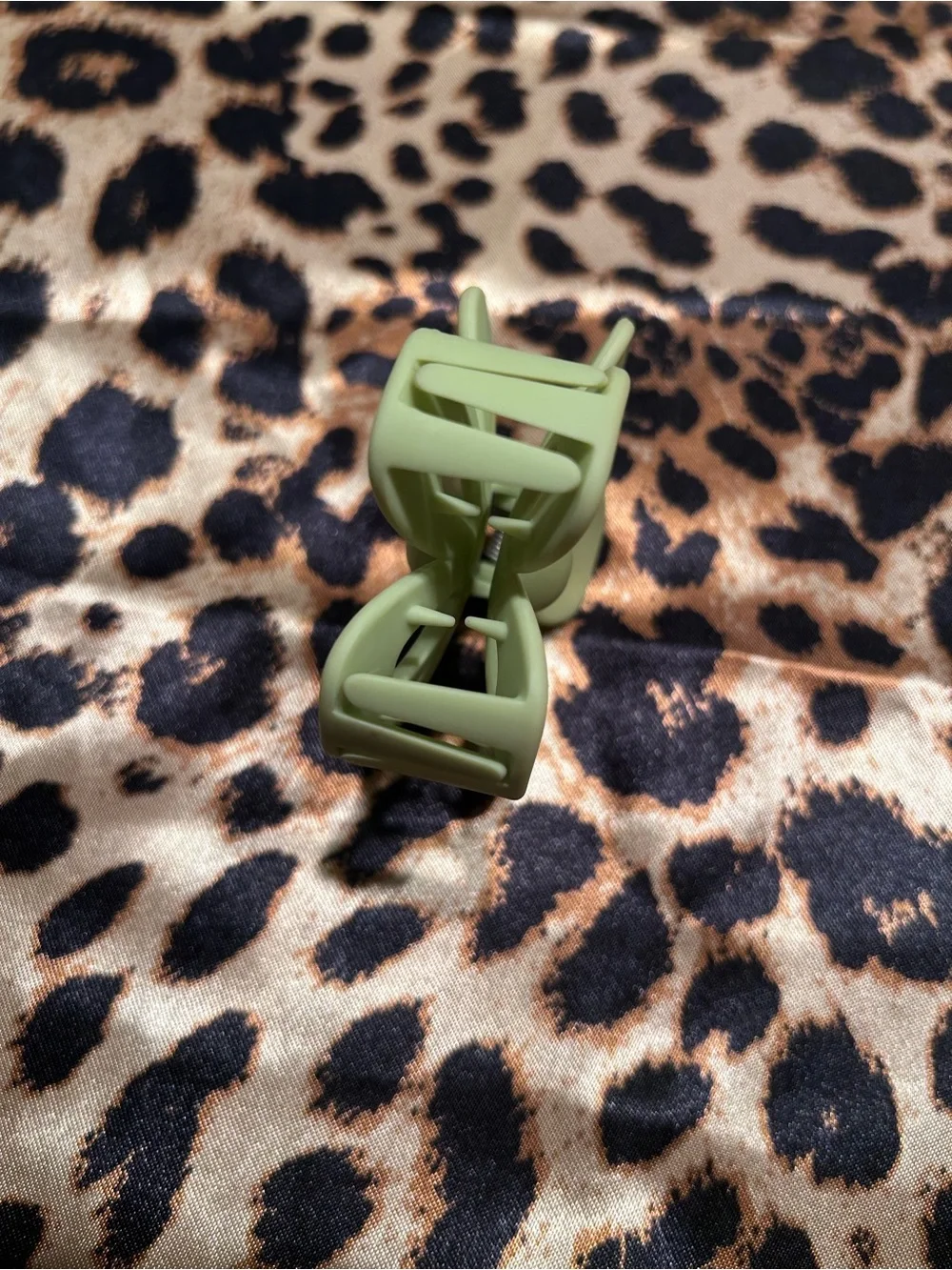 H&M Light Green Flower Shaped Claw Hair Clip